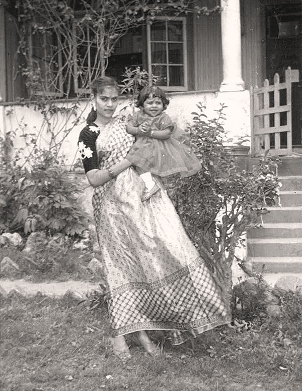 Nalini som barn på sin mammas arm