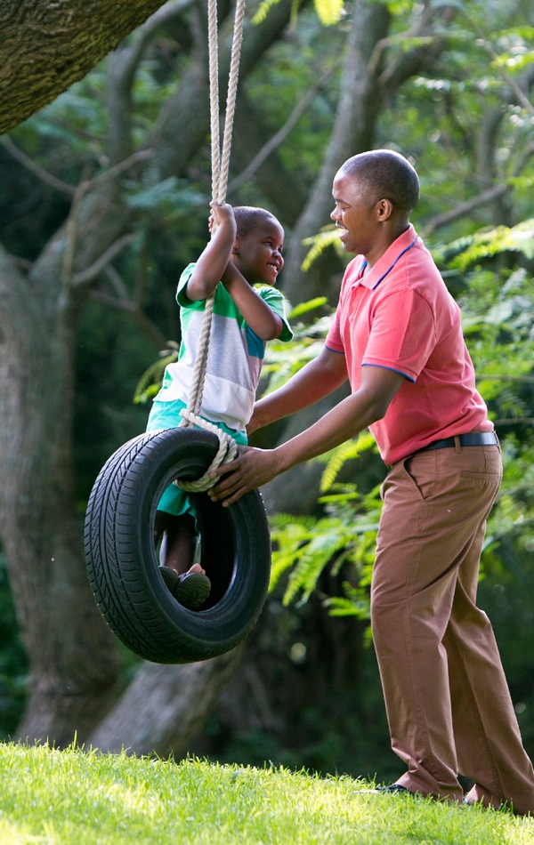 En pappa leker med sin lille son.