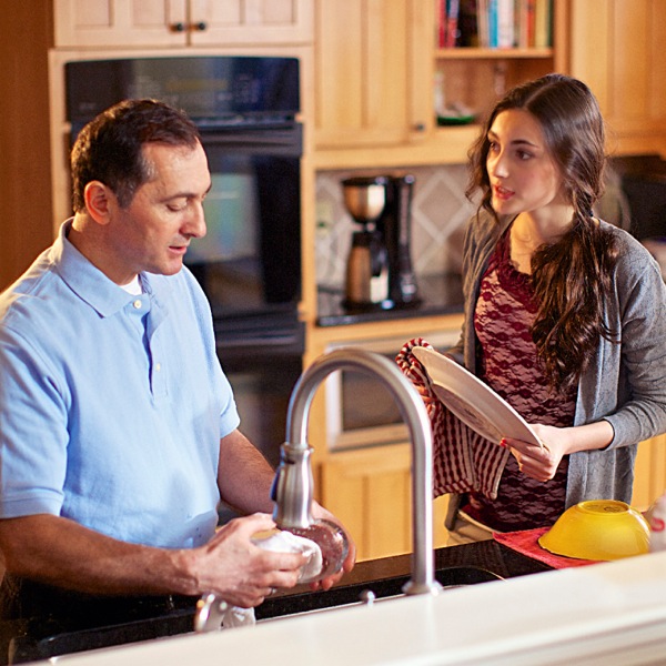 En pappa lyssnar på sin tonårsdotter