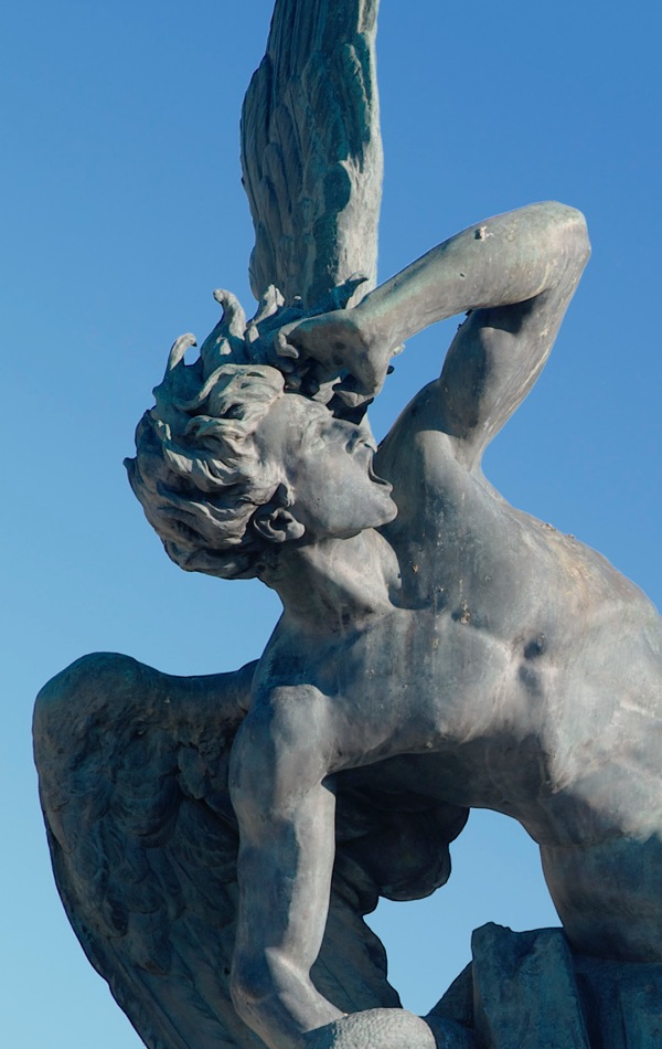 Skulptur av Satan som en fallen ängel.