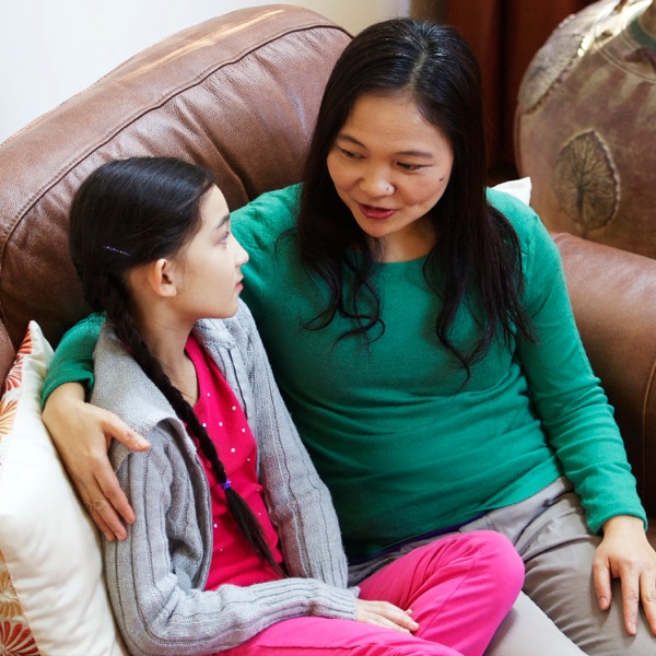 En mamma pratar med sin dotter.