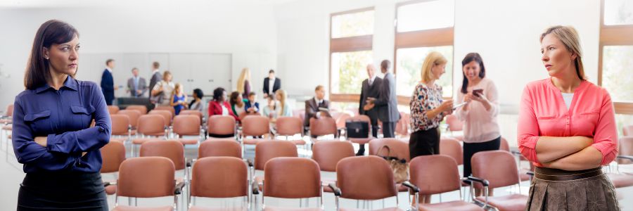 Två systrar blänger på varandra.