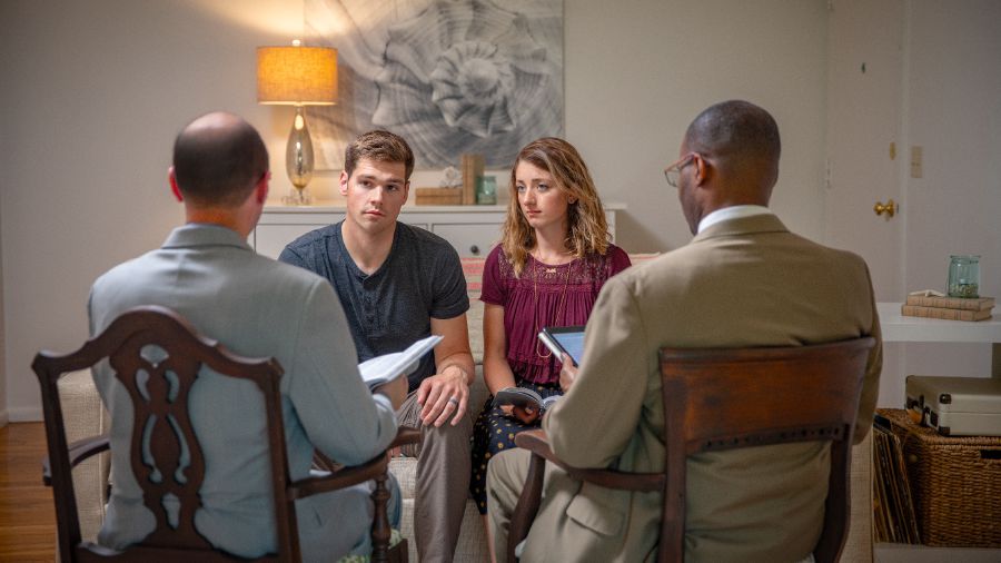 Två äldste ger råd från Bibeln till ett gift par.