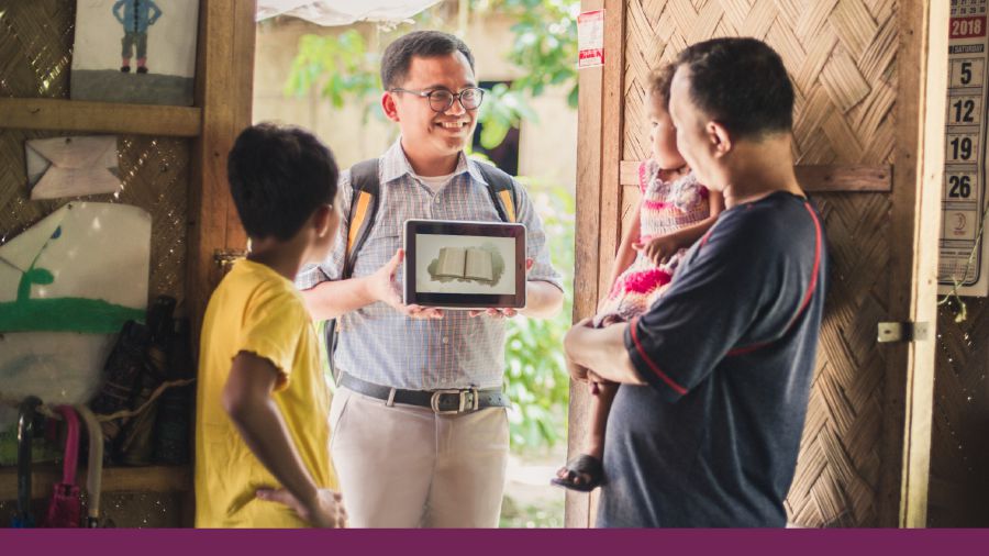 En ung broder visar en video i tjänsten.