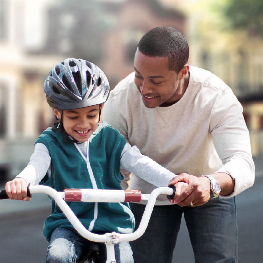 En pappa lär sin son att cykla.