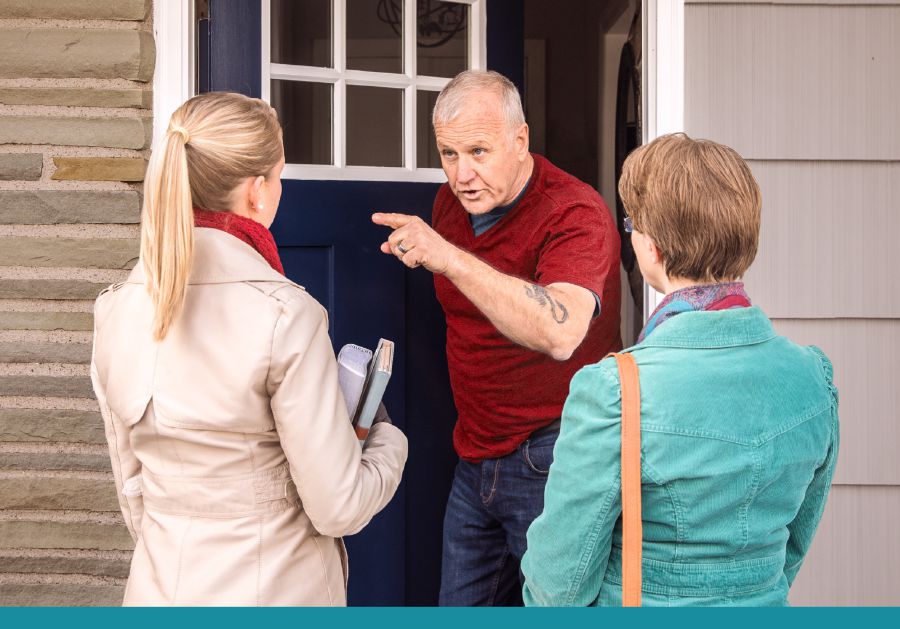 En man är otrevlig mot två systrar som har ringt på hos honom.