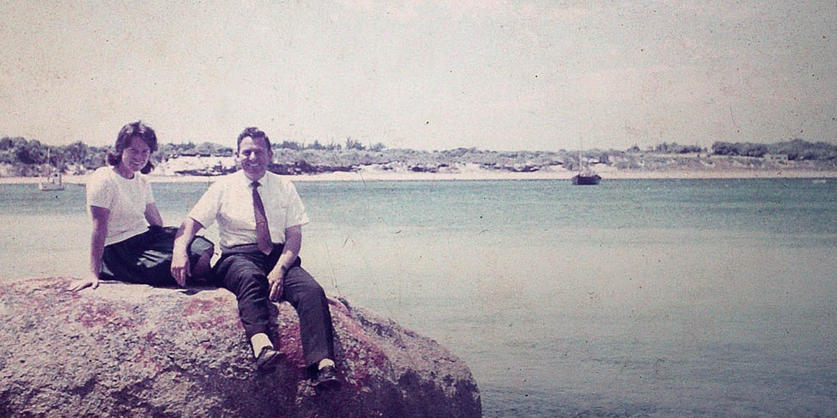 Winston och Pam Payne när de var unga. De sitter på en klippa vid havet.