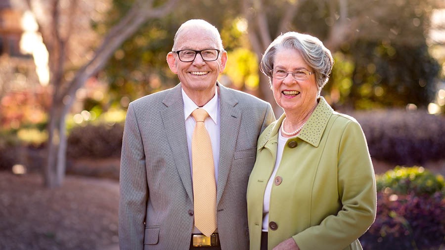 Winston och Pam Payne vid det australasiatiska avdelningskontoret.