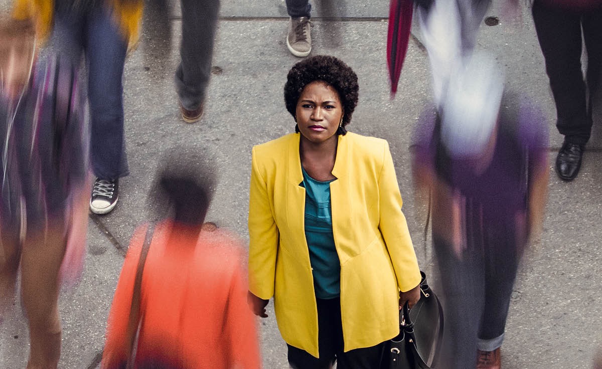 En kvinna står på gatan och en massa folk går förbi henne. Hon tittar upp mot himlen och funderar på om Gud verkligen ser henne.