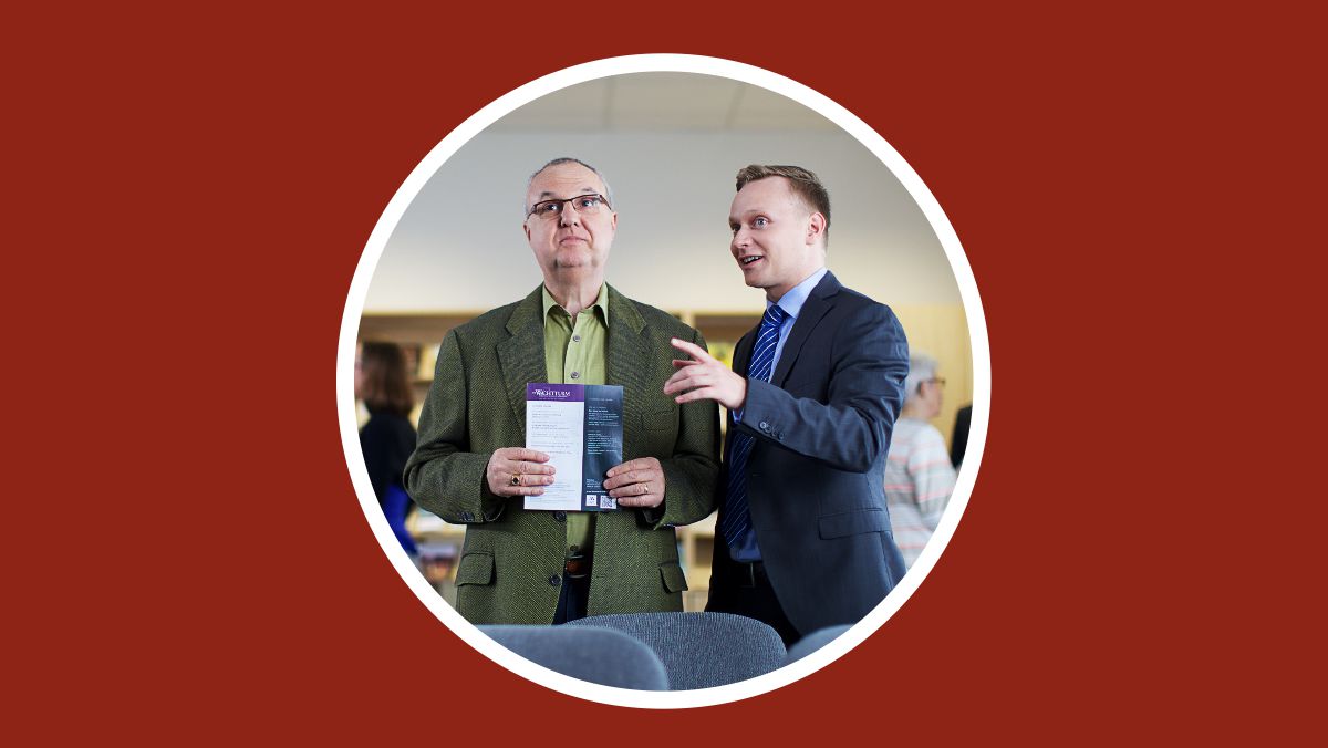 En broder är på Rikets sal tillsammans med den han studerar med och förklarar hur mötena går till.