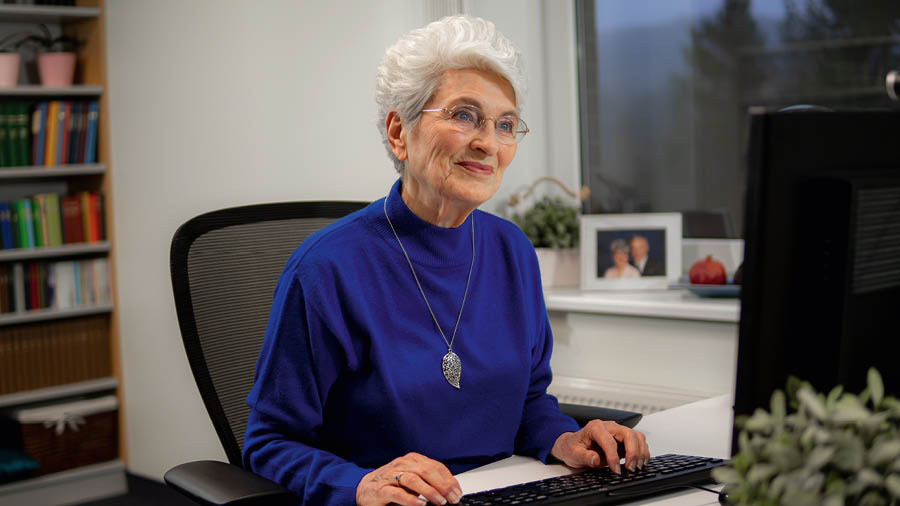 Lois Didur på sitt kontor vid avdelningskontoret i Ukraina.