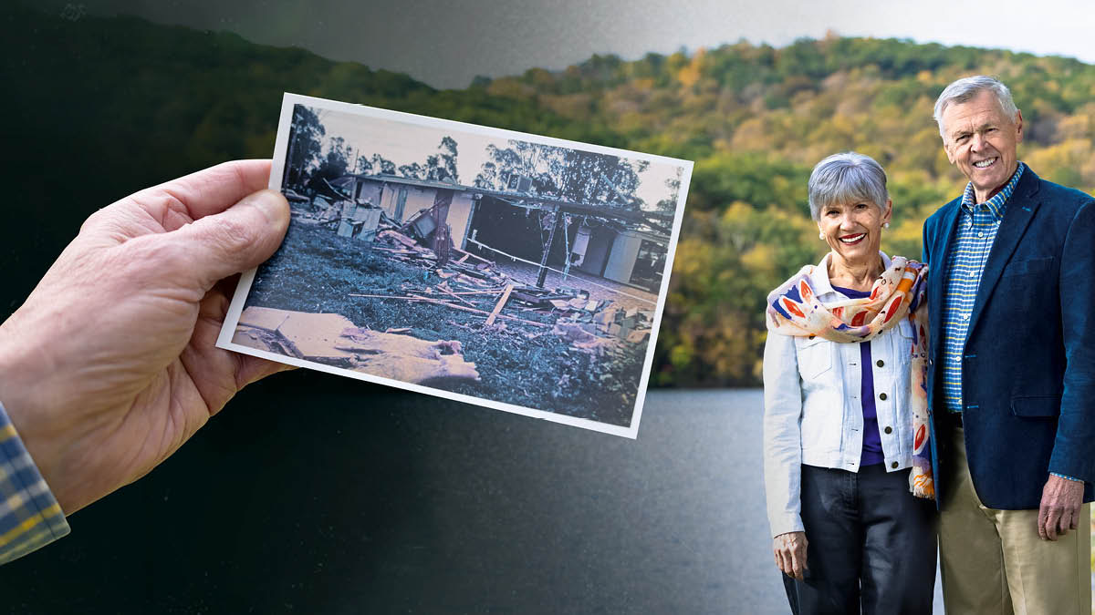 Peter håller i ett foto på Rikets salen som sprängdes. På en annan bild står Peter och Sue tillsammans och ser glada ut.