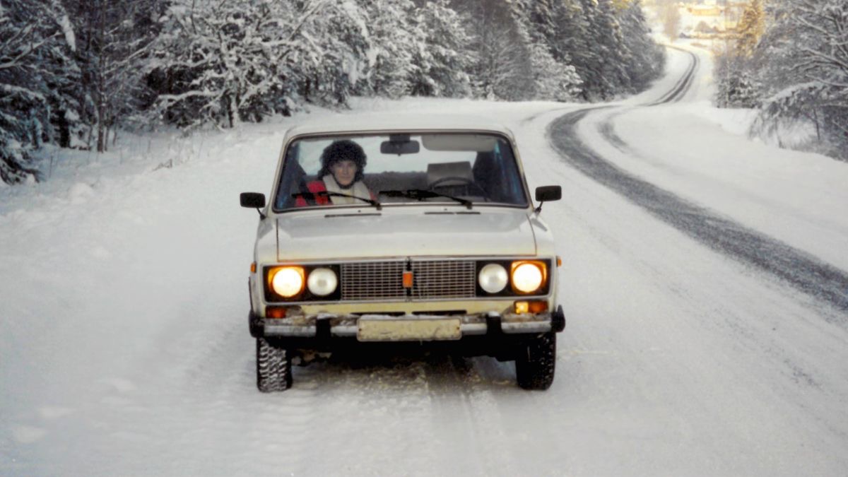 Lesli i en bil på vintern.