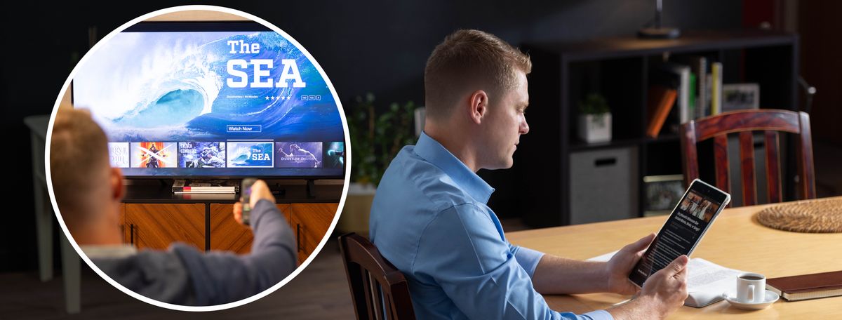 En broder har sitt personliga studium. Infälld bild: Brodern väljer att titta på en dokumentär om havet.