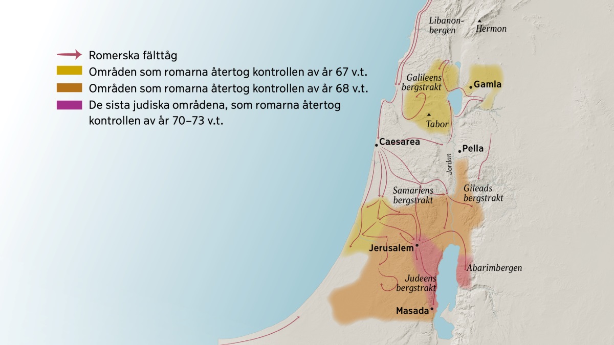 En karta som visar några berg och städer i Israel under det första århundradet. Norr om Jerusalem ligger Libanonbergen, berget Hermon, berget Tabor och bergstrakterna i Galileen, Samarien och Gilead. Städerna Gamla, Caesarea och Pella ligger också norr om Jerusalem. Söder om Jerusalem ligger Judeens bergstrakt, Abarimbergen och staden Masada. Kartan visar också hur de romerska arméerna färdades under sina fälttåg och vilka judiska områden som romarna återtog kontrollen av mellan år 67 och 73 v.t.