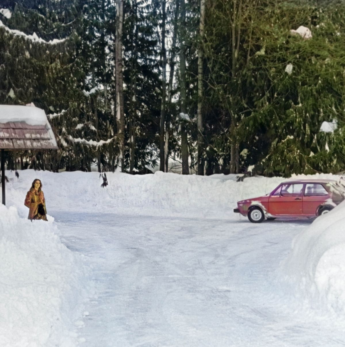 En parkering utanför en Rikets sal som har plogats efter ett kraftigt snöfall.