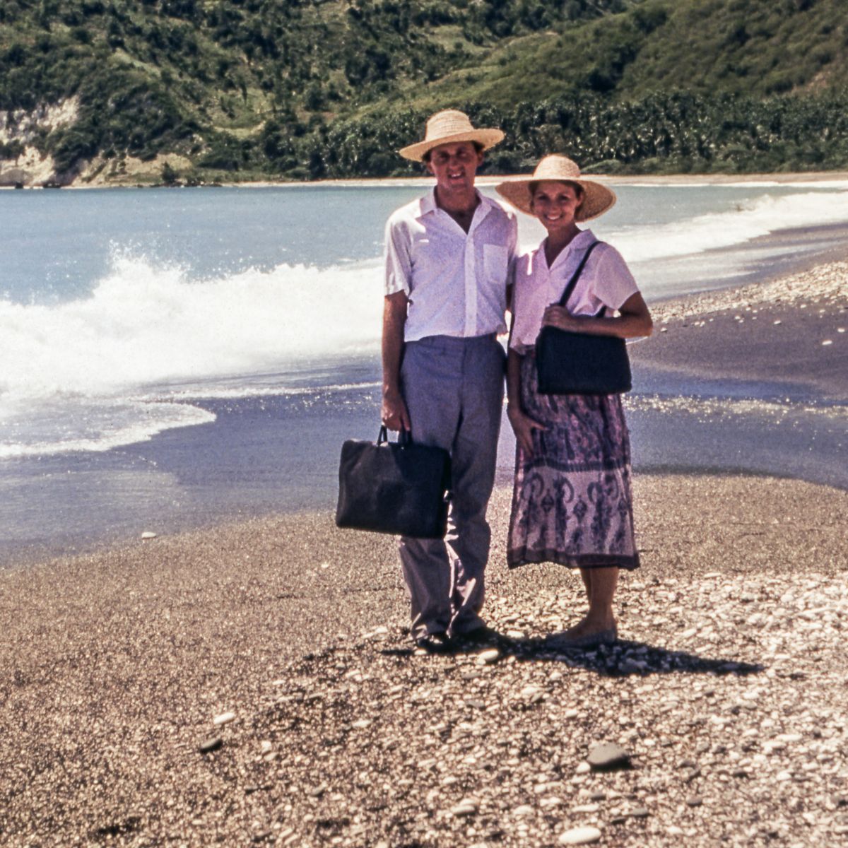 Franco och Debbie i tjänsten på en strand i Haiti.