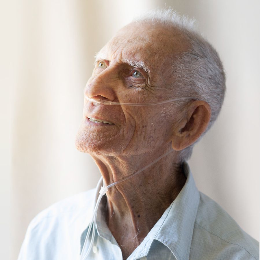 Luis har syrgas på och vänder sig till Jehova i bön