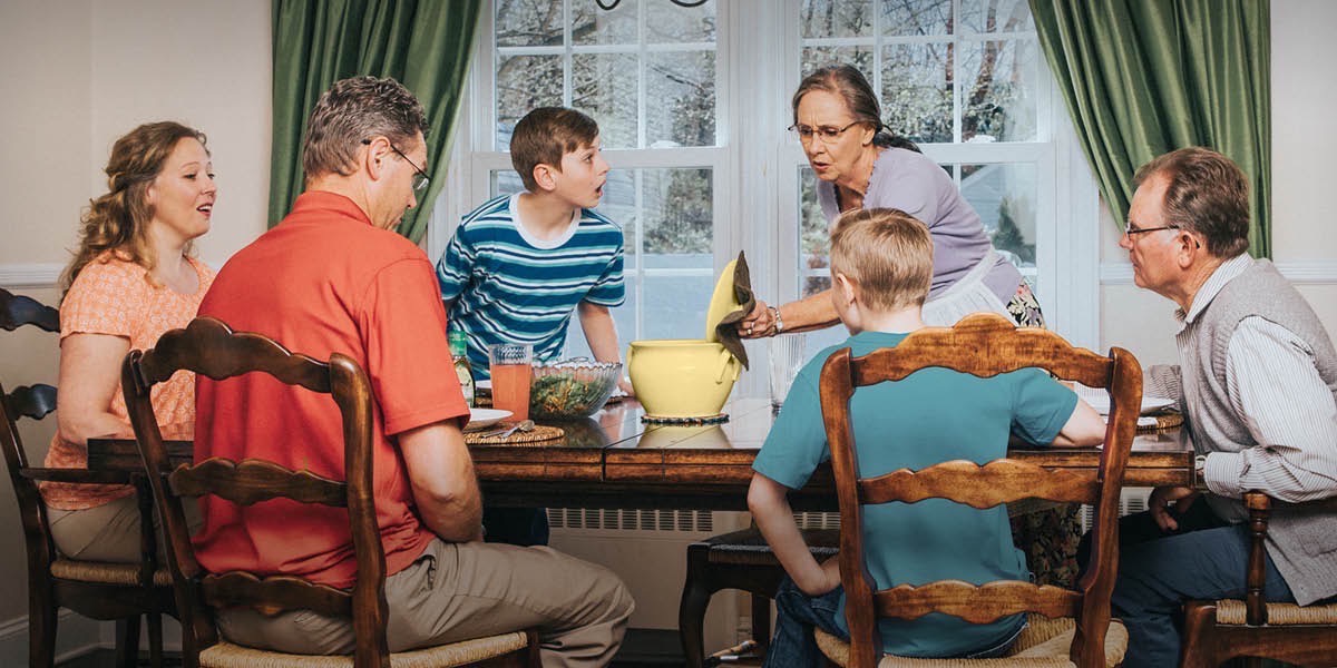 Margaret och hennes familj vid middagsbordet.