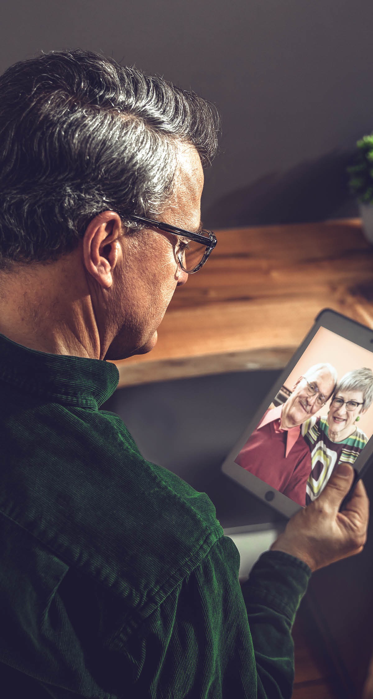 En av forskarna från en tidigare bild tittar på ett foto på det äldre paret från första artikeln.