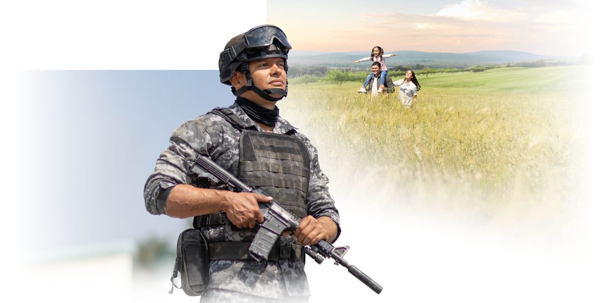 En beväpnad soldat ser framför sig hur han och hans fru och dotter vandrar över ett fält i en vacker och fridfull miljö.