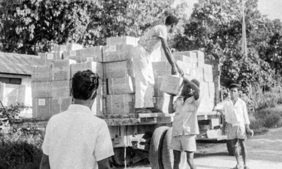 En sändning med exemplar av ”Paradisboken” lastas av i Indonesien 1963.