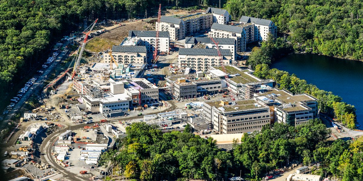 En flygbild över byggarbetsplatsen i Warwick där det nya huvudkontoret byggs