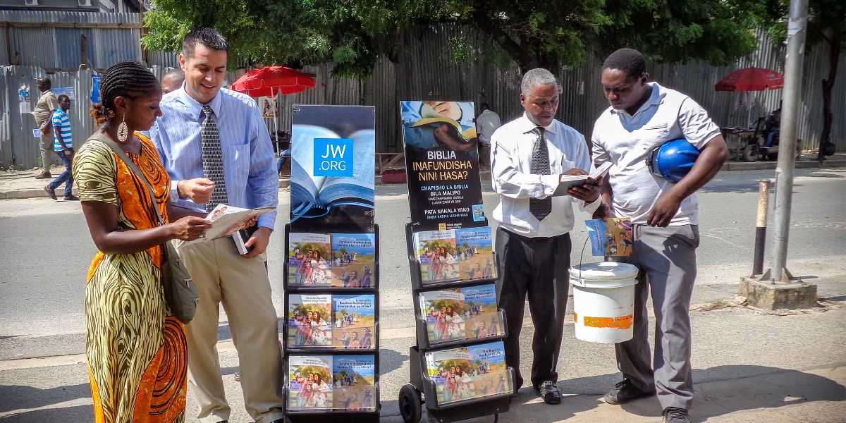 Några Jehovas vittnen som står vid en litteraturvagn i Dar es-Salaam i Tanzania