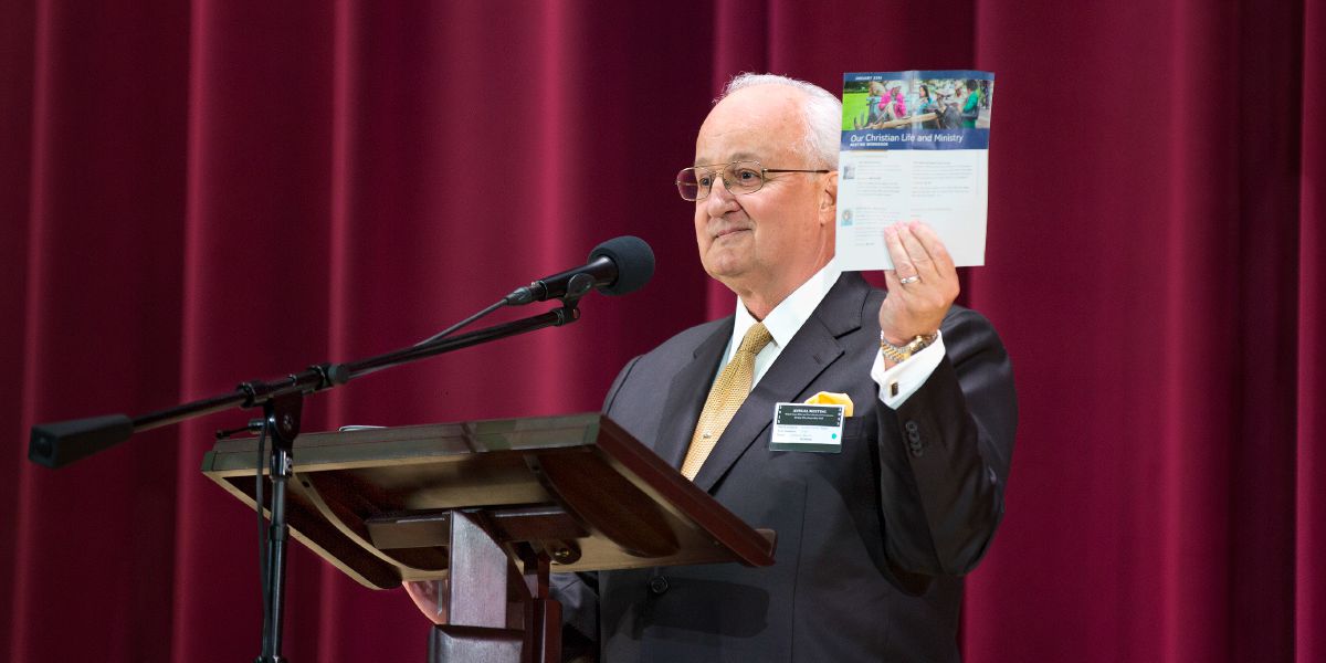 Anthony Morris från den styrande kretsen presenterar det nya arbetshäftet.