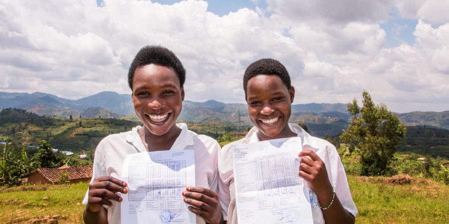 Två barn som är Jehovas vittnen i Rwanda är glada över att få komma tillbaka till skolan.