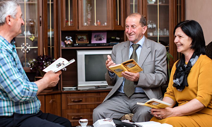 Tamazi Biblaia och hans fru studerar Bibeln med en man.
