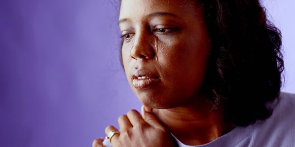 Mwanamke mwenye huzuni akitiririkwa na machozi