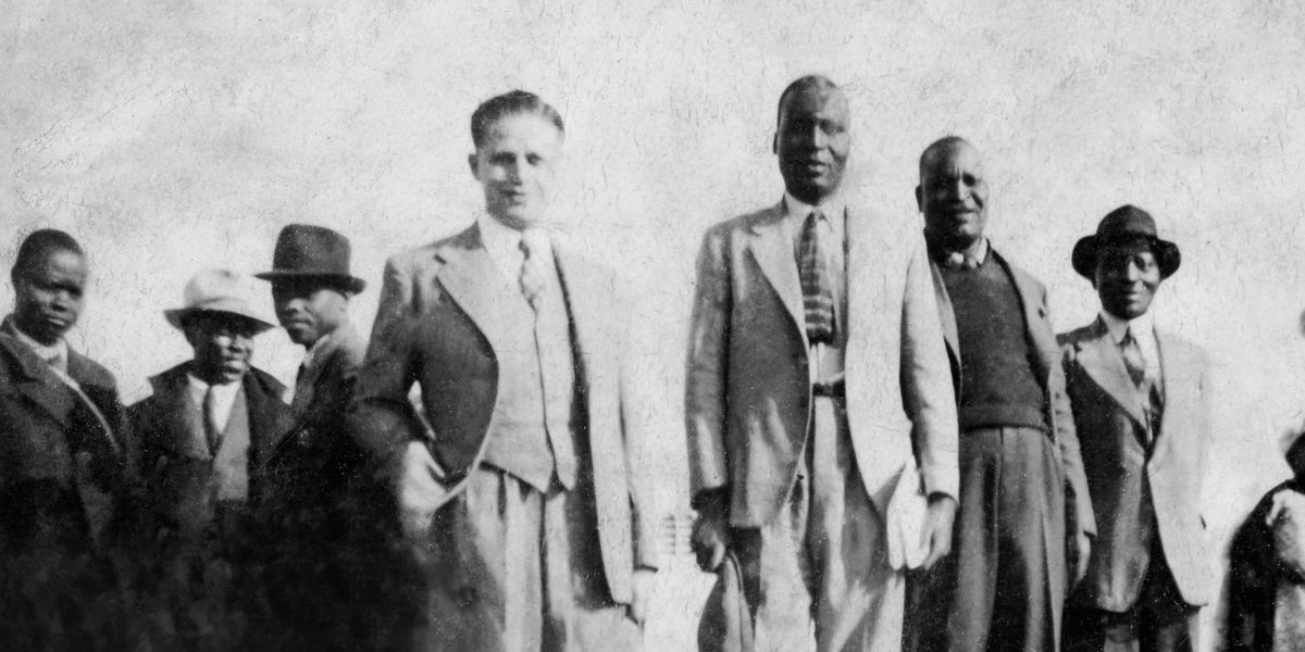 Milton Bartlett akiwa pamoja na baadhi ya akina ndugu weusi wakihubiri katika eneo la watu weusi wakati wa ubaguzi.