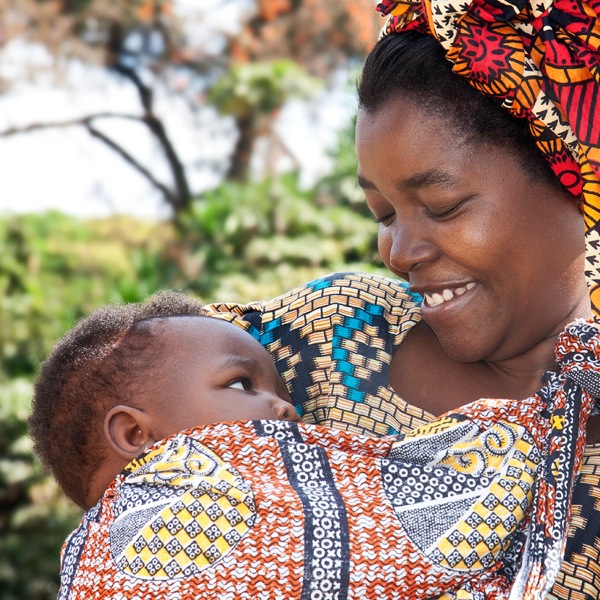 Mama Mwafrika kutoka eneo lililo kusini ya jangwa la Sahara akiwa na mtoto wake