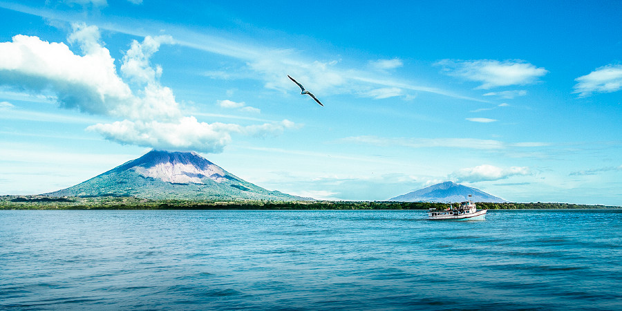 Ometepe, kisiwa kilichofanyizwa na milima miwili ya volkano katika Ziwa Nikaragua