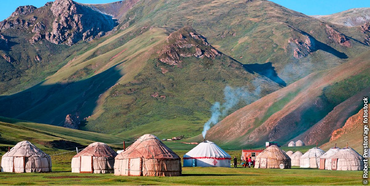Yurts kwenye bonde la Tash Rabat nchini Kyrgyzstan