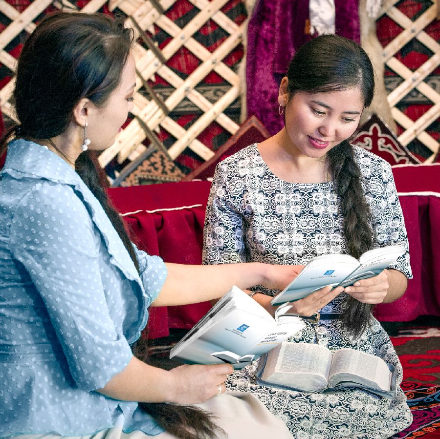 Shahidi wa Yehova akijifunza Biblia na mwanamke wa Kyrgyzstan