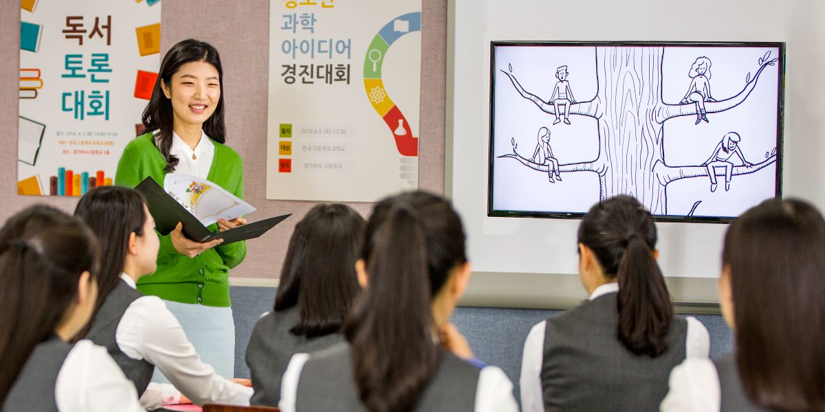 Mshauri nchini Korea Kusini akionyesha darasani video inayopatikana katika tovuti ya jw.org