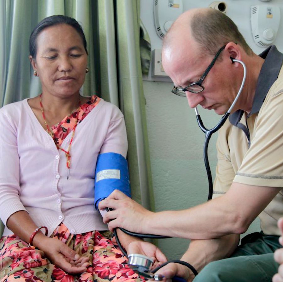 Mmoja wa madaktari kutoka Ulaya ambaye ni Shahidi wa Yehova akimpima shinikizo la damu mtu aliyeathiriwa na tetemeko nchini Nepal