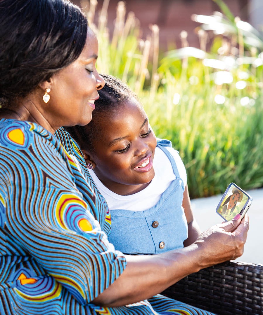 Mwanamke akimwonyesha msichana video inayotegemea Biblia