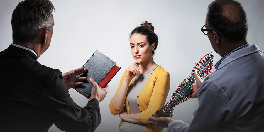 Mwanamke akitafakari huku akimwangalia kasisi aliyeshika Biblia na mwanasayansi aliyeshika mfano wa DNA.