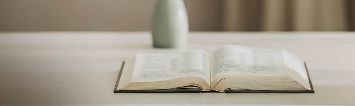 Biblia iliyofunguliwa ikiwa juu ya meza.