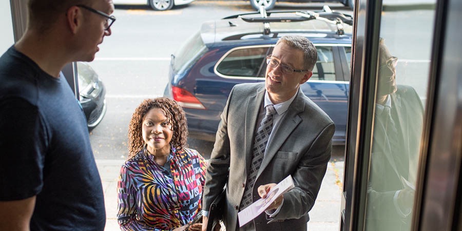 Stéphane Wallace Turcotte akiwa na mke wake wakimhubiria mtu