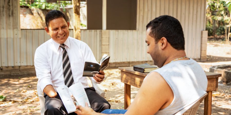 Óscar Serpas akiongoza funzo la Biblia na mwanamume fulani