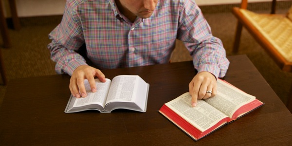Mtu akilinganisha tafsiri mbili za Biblia