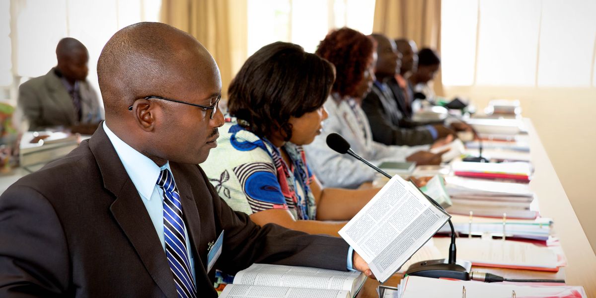 Wanafunzi wa Shule ya Waangalizi wa Mzunguko na Wake Zao wakisikiliza kwa makini.