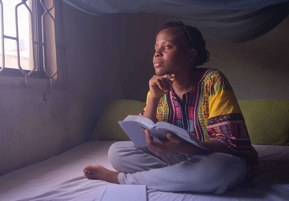 Msichana akitafakari kile anachosoma katika Biblia.