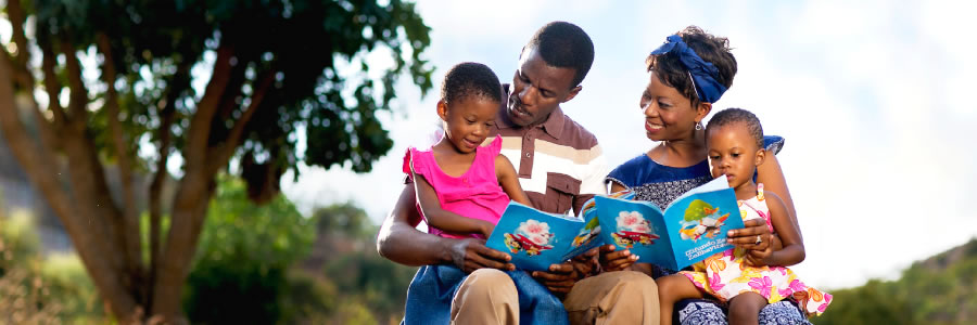 Wazazu na binti zao wadogo wakifurahia ibada ya familia pamoja