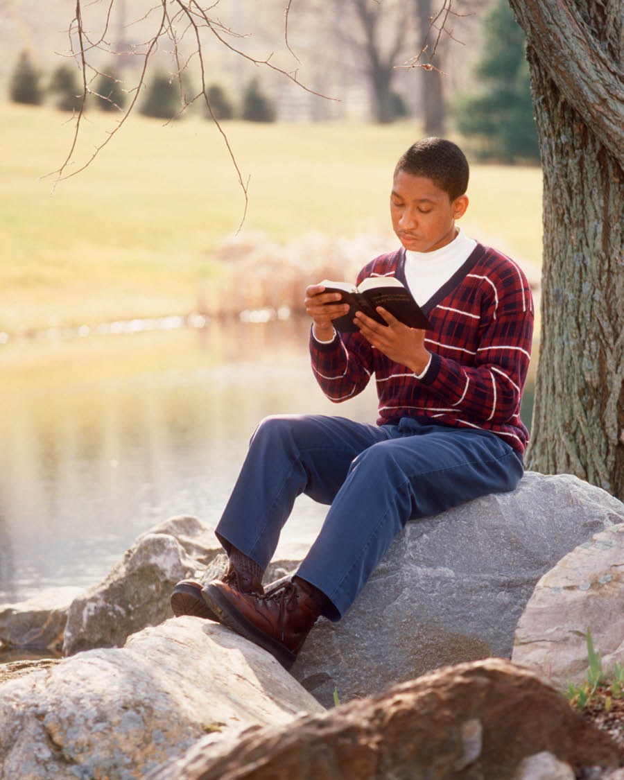 Kijana anasoma Biblia