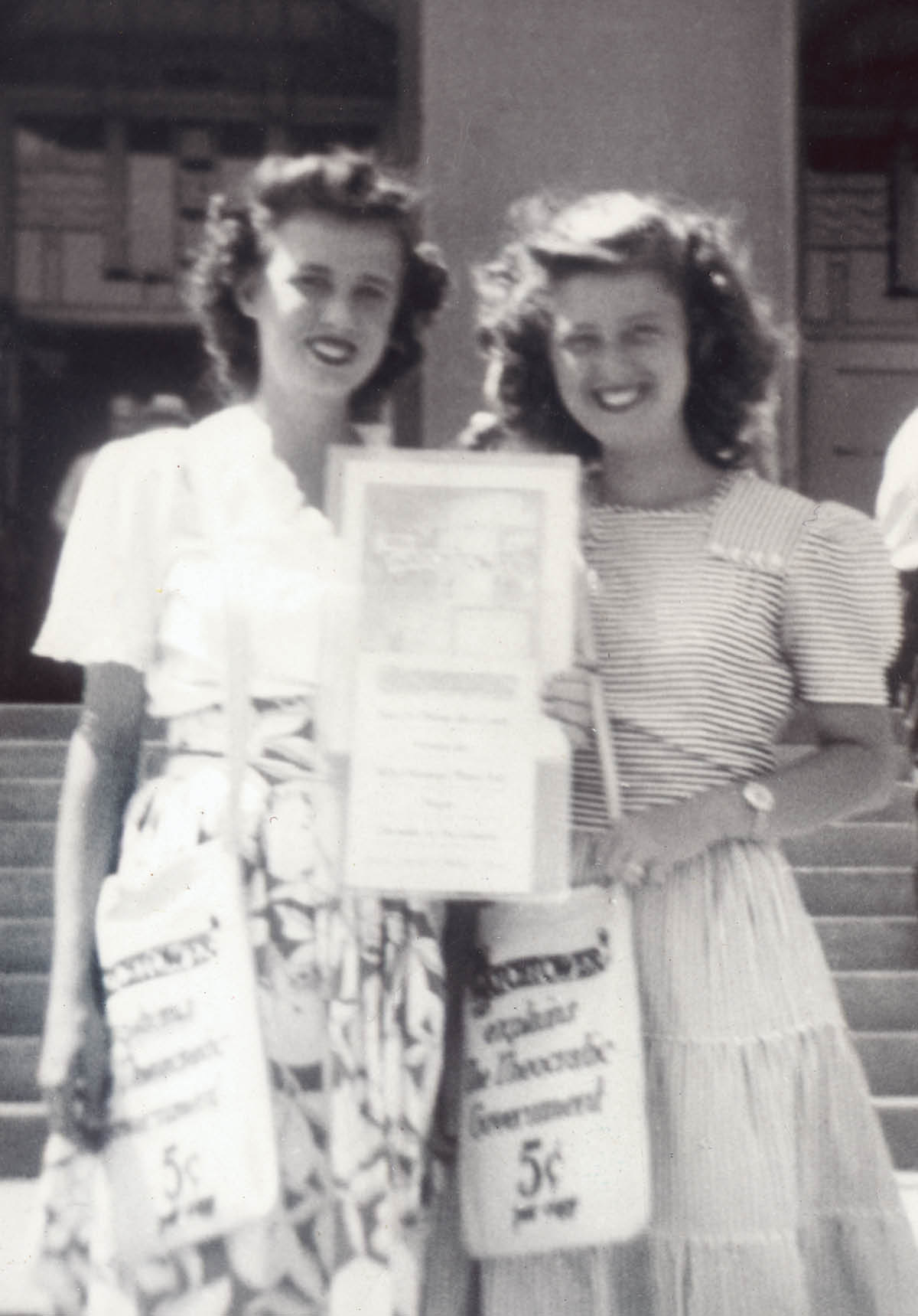 Lorraine na Camilla wakihubiri barabarani 1944.